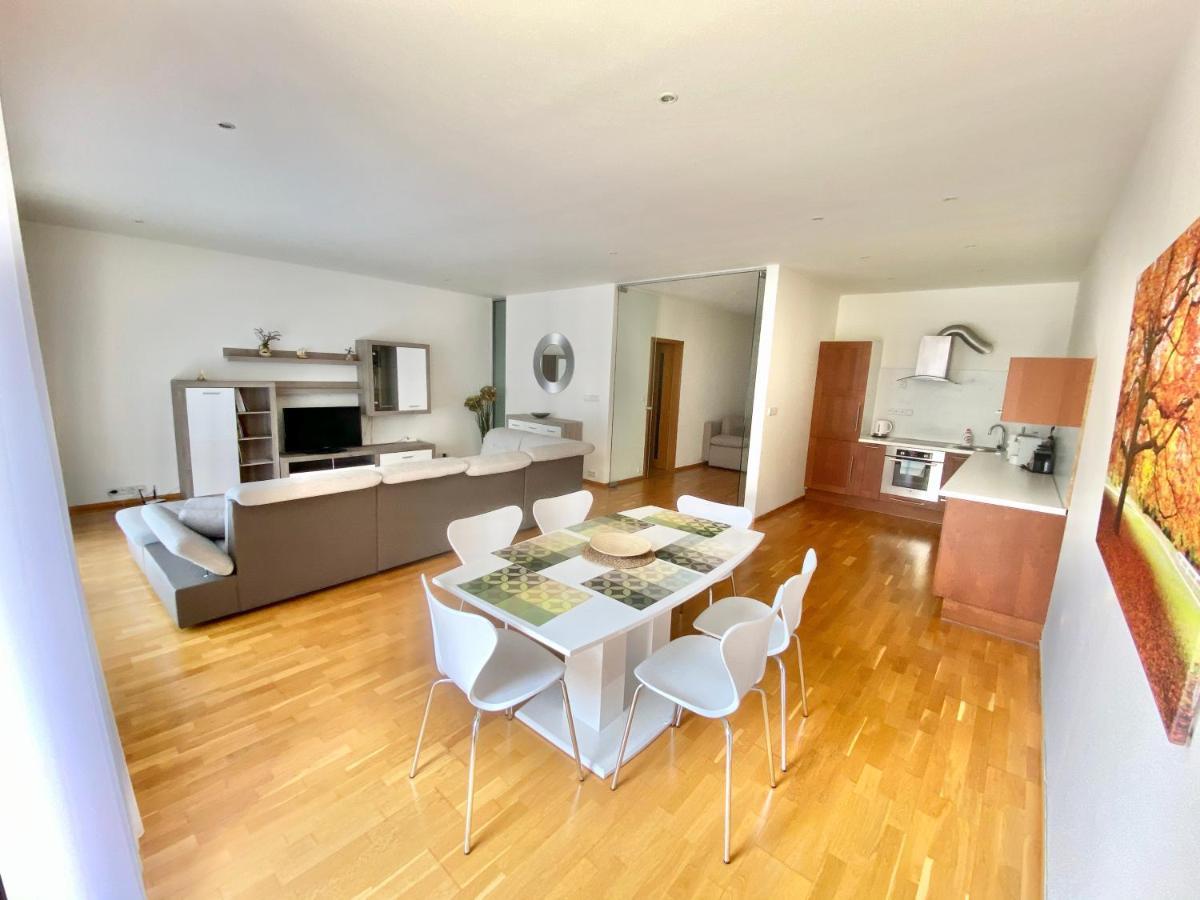Apartment Korunni Dvur, 2 Free Parkings Praha Bagian luar foto