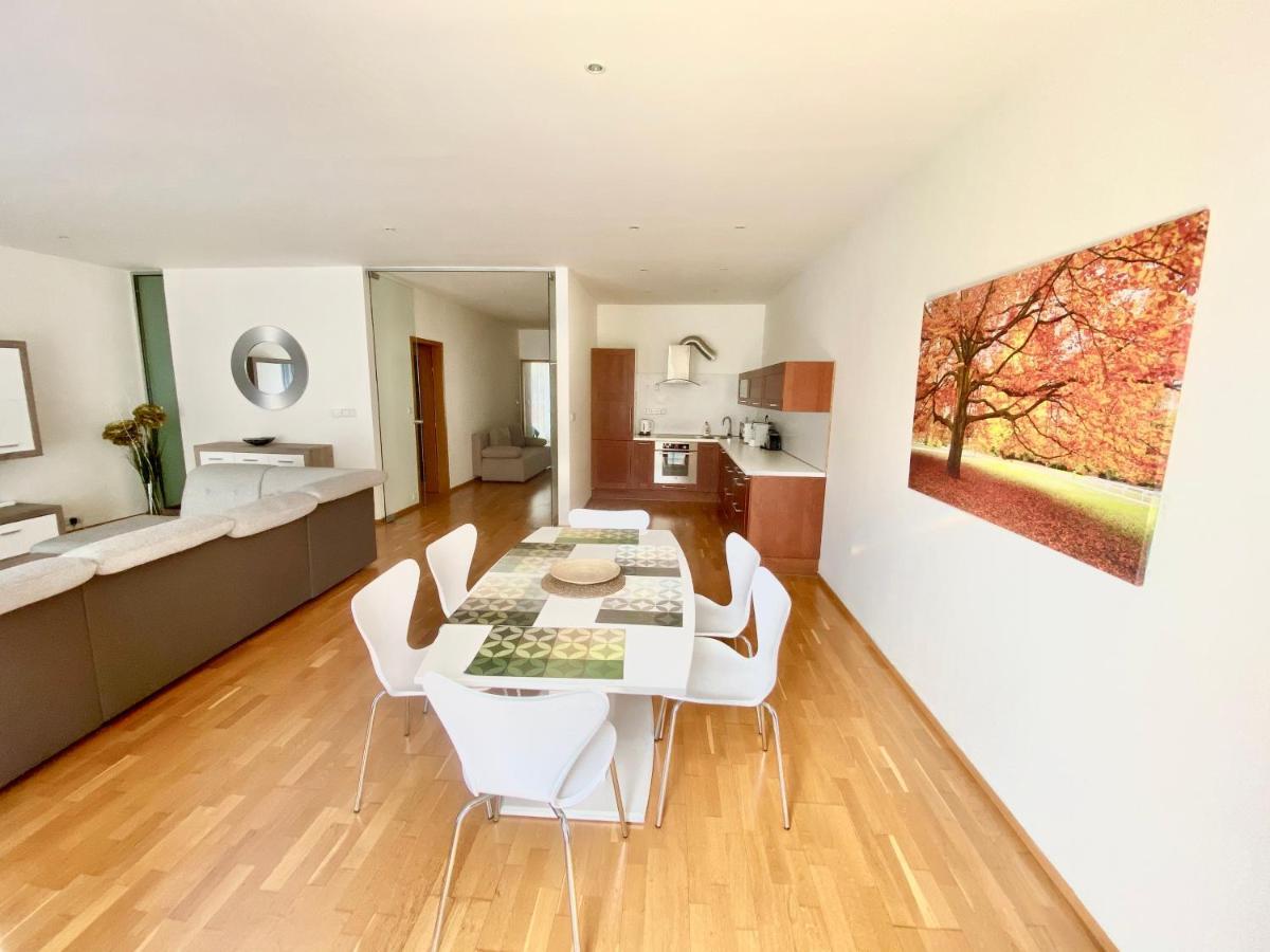 Apartment Korunni Dvur, 2 Free Parkings Praha Bagian luar foto